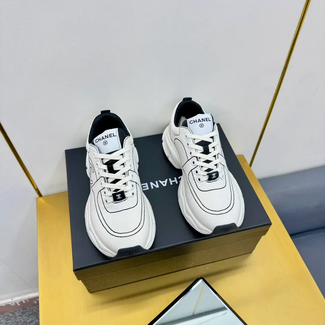 👟👟Ex-factory price 620👟👟 Upgraded version, upgraded version, upgraded version! No rebuttal accepted! ! ! ! Chanel Chanel dad shoes, couples' model for men and women - 2025 top casual sports shoes in the counter. This classic design; the upper is electro-embroidered with various techniques; ❷The inner lining is made of: original Yangli + net ❸The outsole is based on: the original TPU combination outsole. The full set of boutique packaging for women 35–41